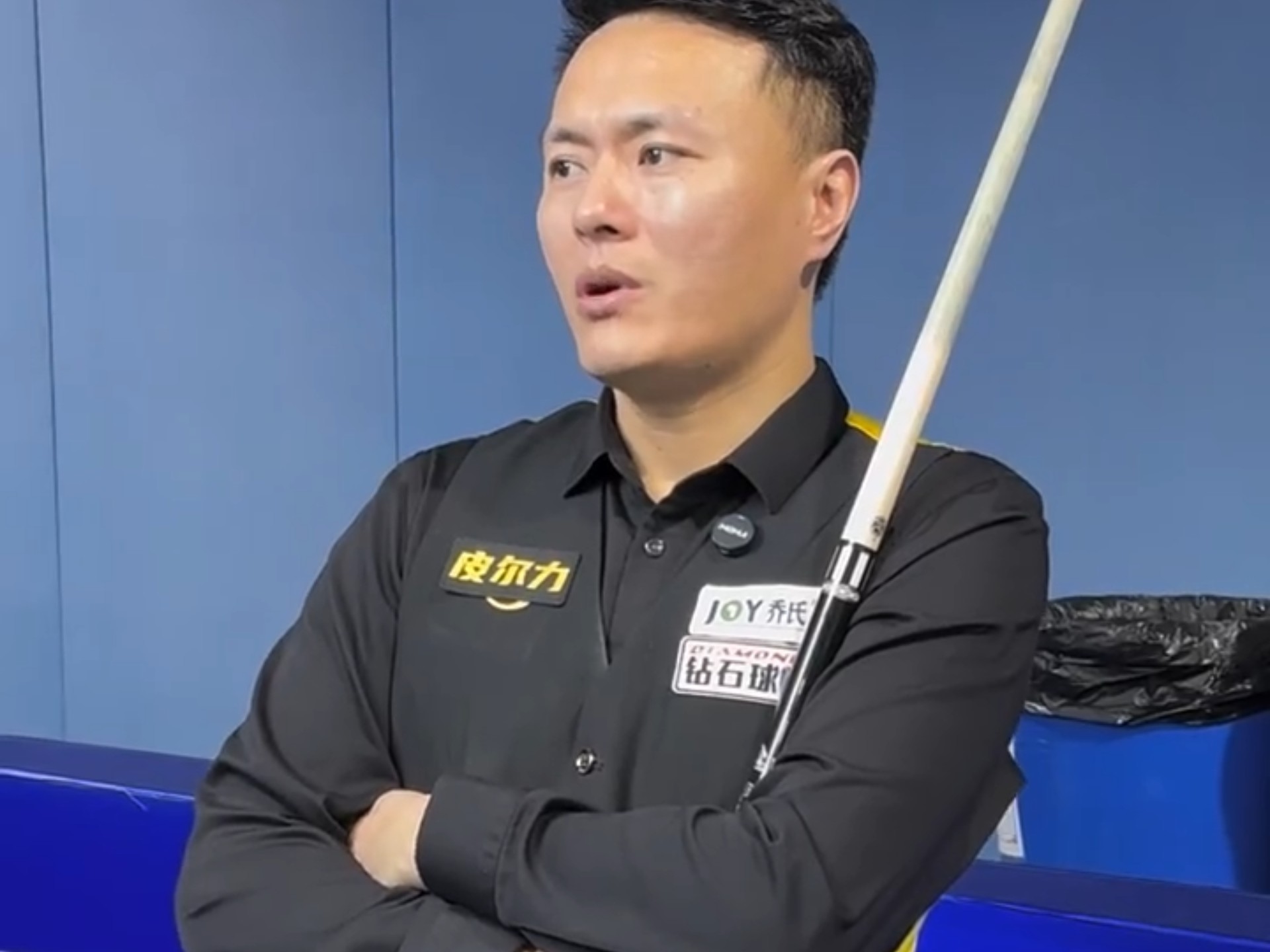 他顺势看你 他顺势看你